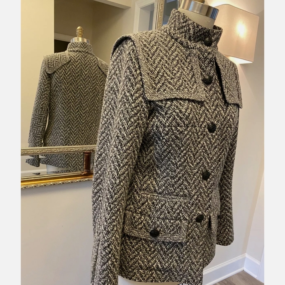 💕SOLD to Daina💕CHANEL Jacket Grey w/ CC Buttons - Picture 3 of 11